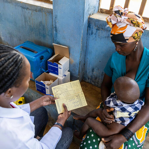 January 2024, Corrane Health Center, Corrane District, Nampula Province. Mother Fátima Silvestre and her child Clayton Paiva are vaccinated at the Health Center. Credits: Ricardo Franco