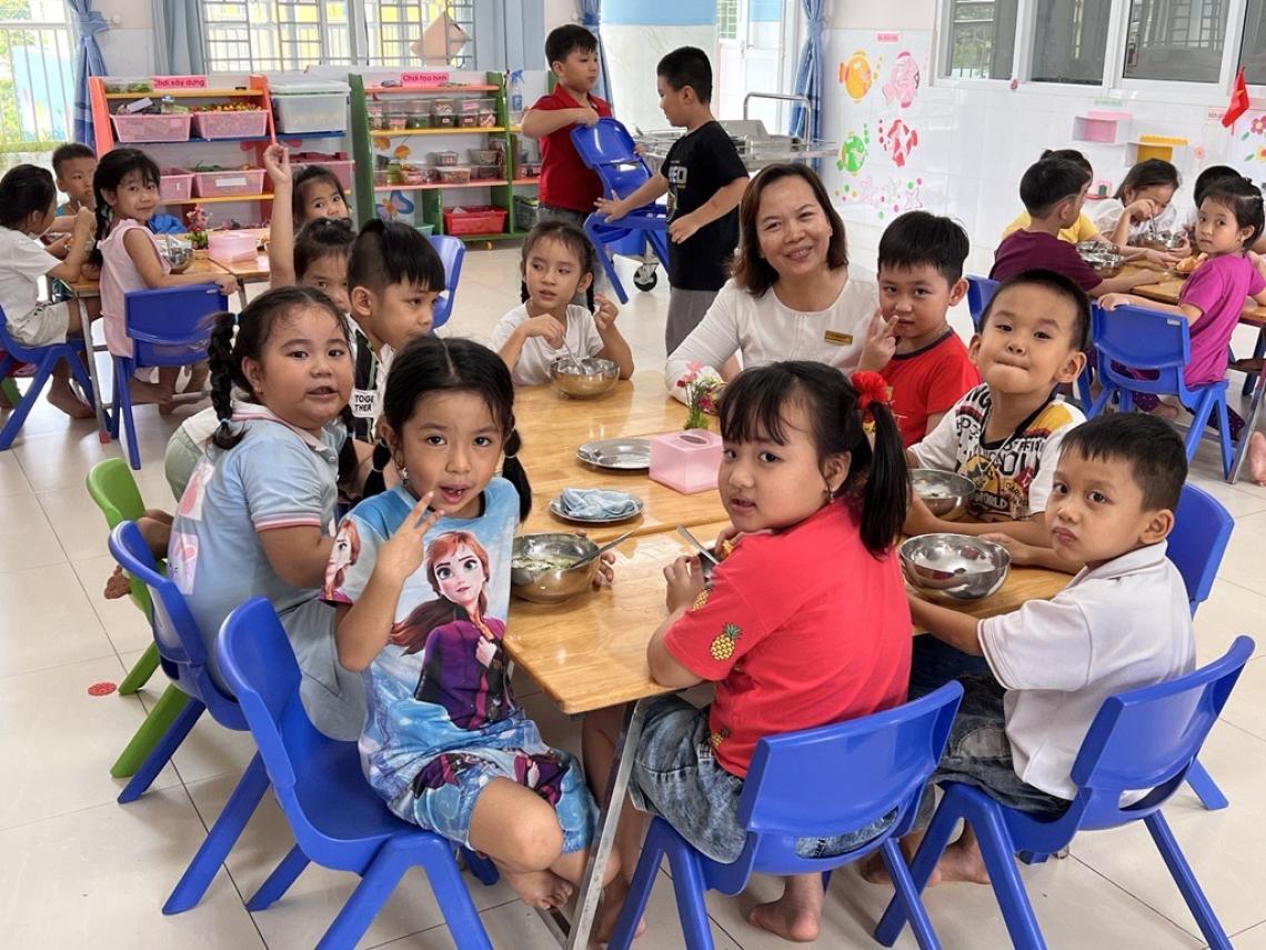 Preschool children from Trang Nguyen gather for lunch