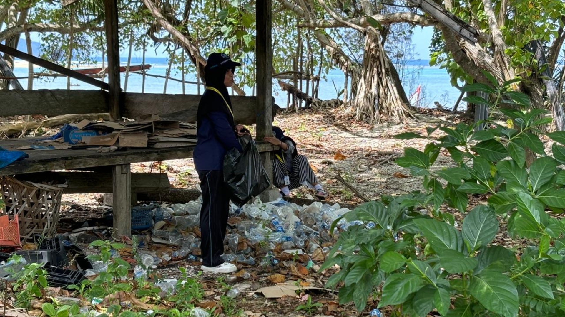 Aufa Fathya helps clean up plastic waste in Indonesia