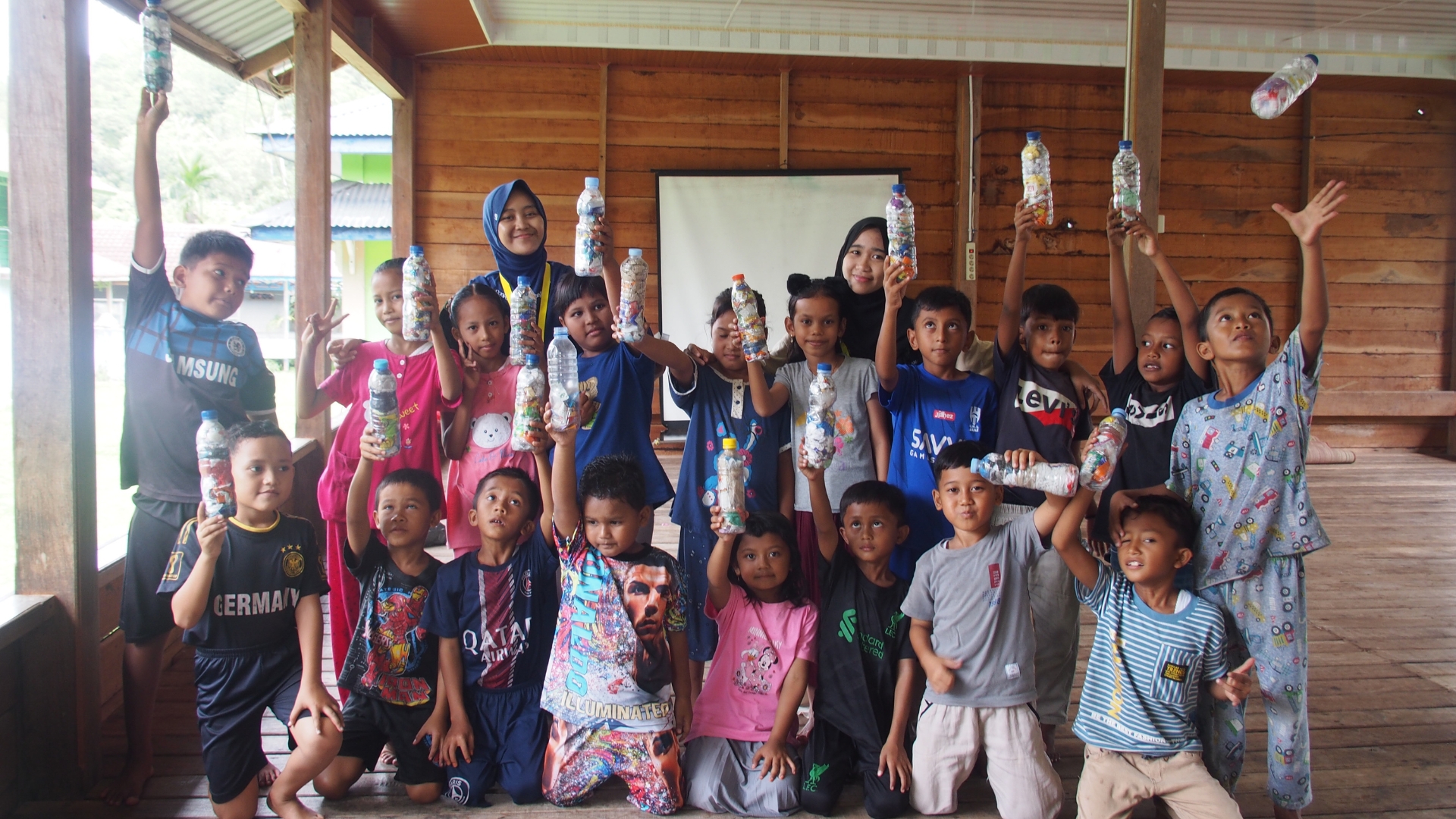 Aufa Fathya works with children to create plastic bricks