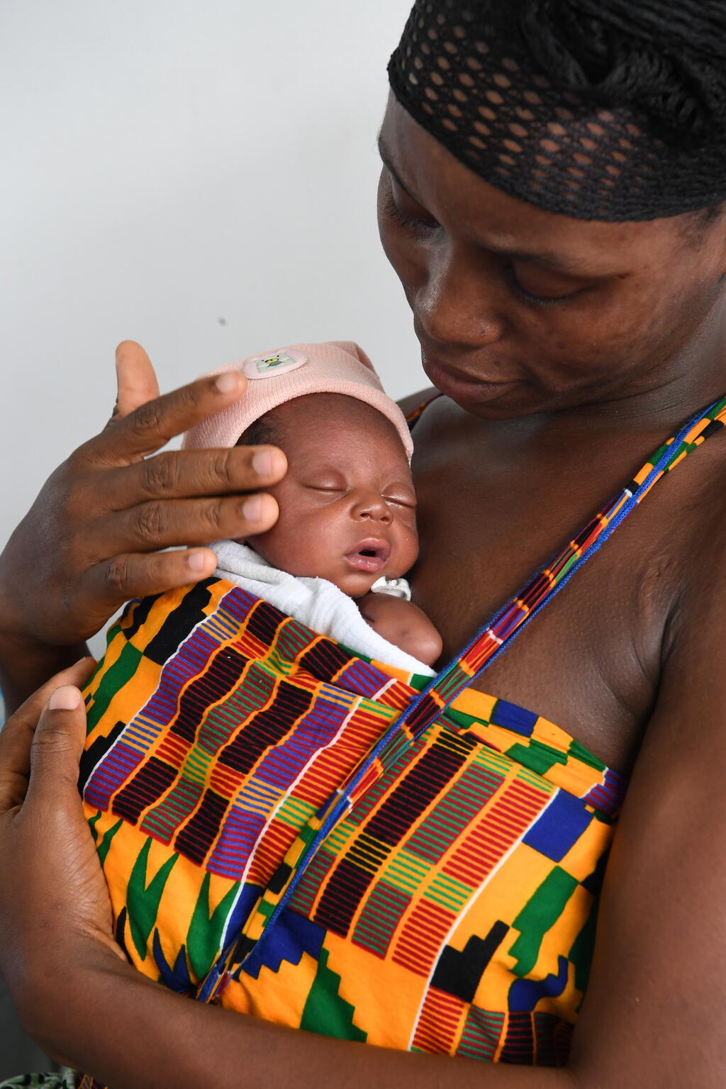 Salimata Traore is practicing kangaroo care with one of the twins of her friend, at the SMK unit of the CHU Hospital in Treichville, southern Côte d’Ivoire.